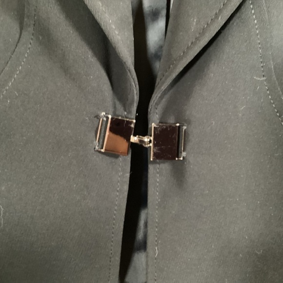 Tahari Women’s Navy Hook Closure Blazer. Size 6P - Picture 3 of 5